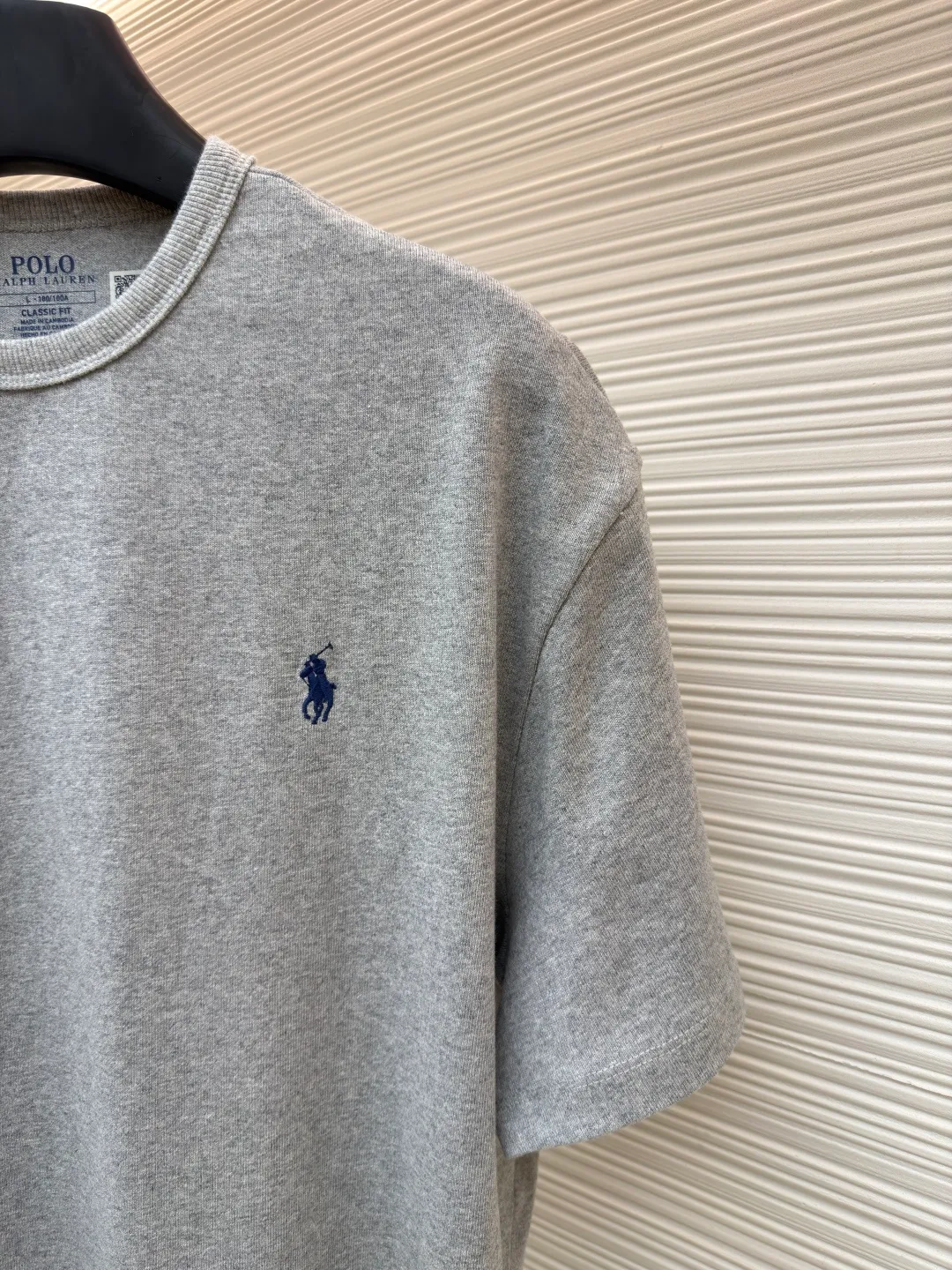 Ralph Lauren logo embroidered short sleeves ●Original version: Purchased and developed for 990 ●Item number: 1682484-X80 ●Material: linen soft plain fabric ●Technology: embroidery production ●Color: gray ●Version: Fitted version ●Weight: about 295 grams ●Size: S-M-L-XL ●Description: Customized cotton and linen soft plain fabric, delicate touch, comfortable and close to the skin, with deep black as the main color Exquisite red pony logo is embellished throughout. It is highly recognizable. It brings an atmosphere of freedom and vitality. A symphony of pure and smart colors. It outlines a high-end outline with extreme simplicity and becomes the smart focus of the vision. It shows taste in silence and adopts imported machine embroidery technology. It uses advanced computer control system and precise mechanical components to realize the iconic pony embroidery operation. High precision. The lines are smooth and delicate. The fabrics have been washed. It has a better hand feel and texture. It is not easy to deform and not shrink. Not easy to fade and maintain long-lasting beauty. The overall wiring is straight and delicate, the fabric is comfortable and soft, and the color is consistent without color difference. It can be matched with the same style to create a fashionable look and control various occasions. Customized accessories, complete with three standards, same style for men and women!